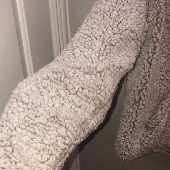 A big fluffy sweater - Picture 3 of 6